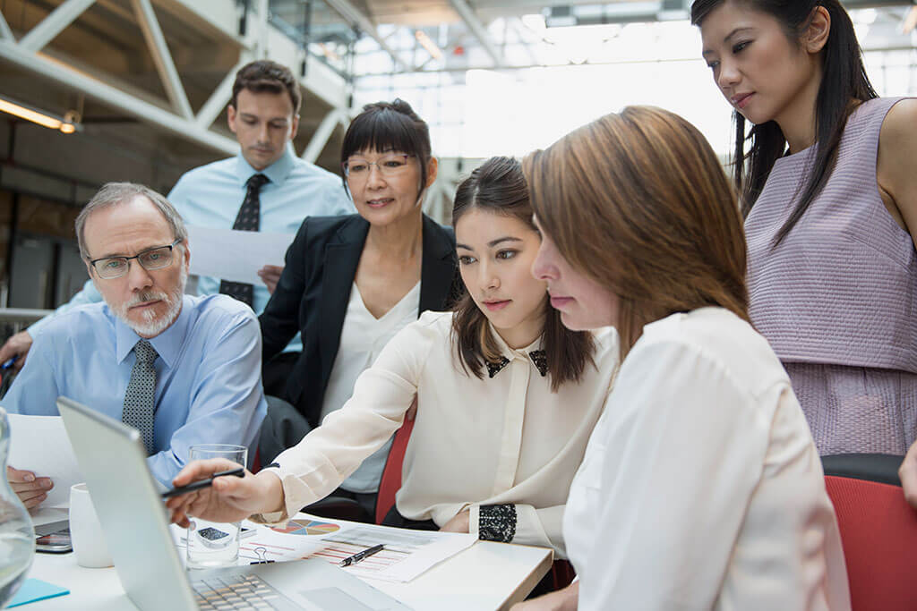 挤在笔记本电脑周围