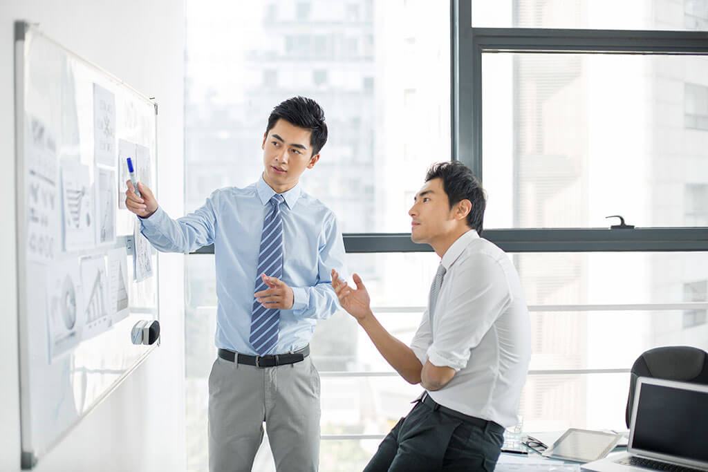 白板上回顾图表