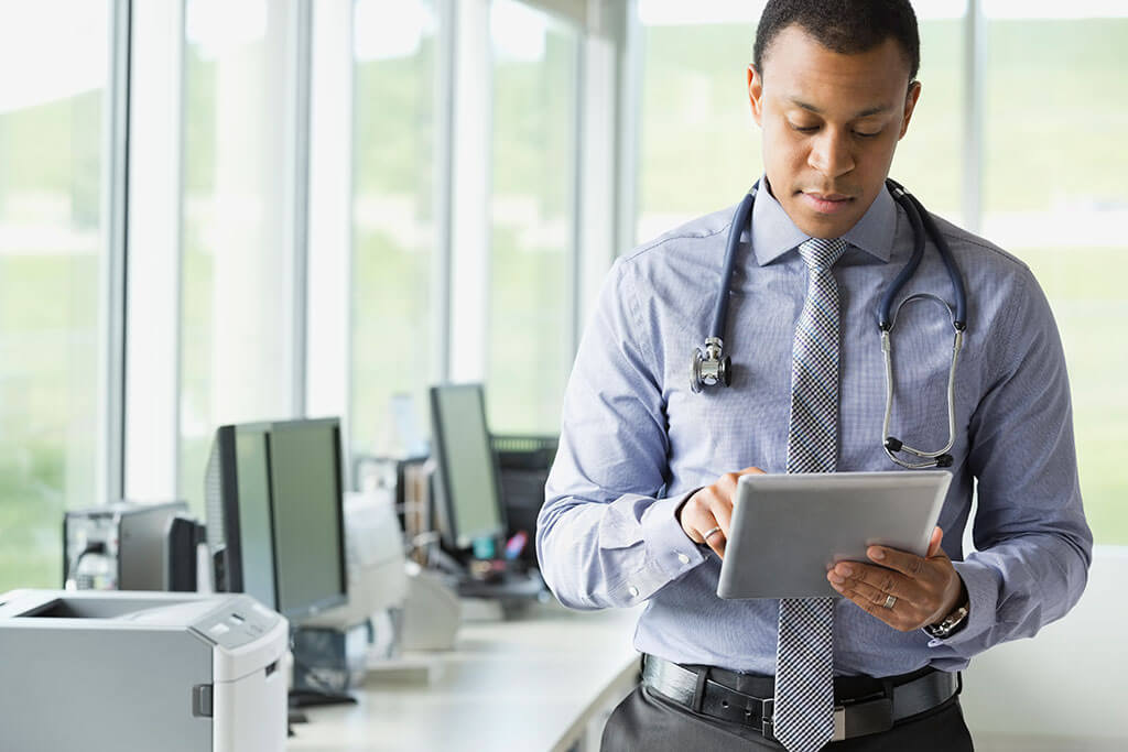 医生使用平板电脑