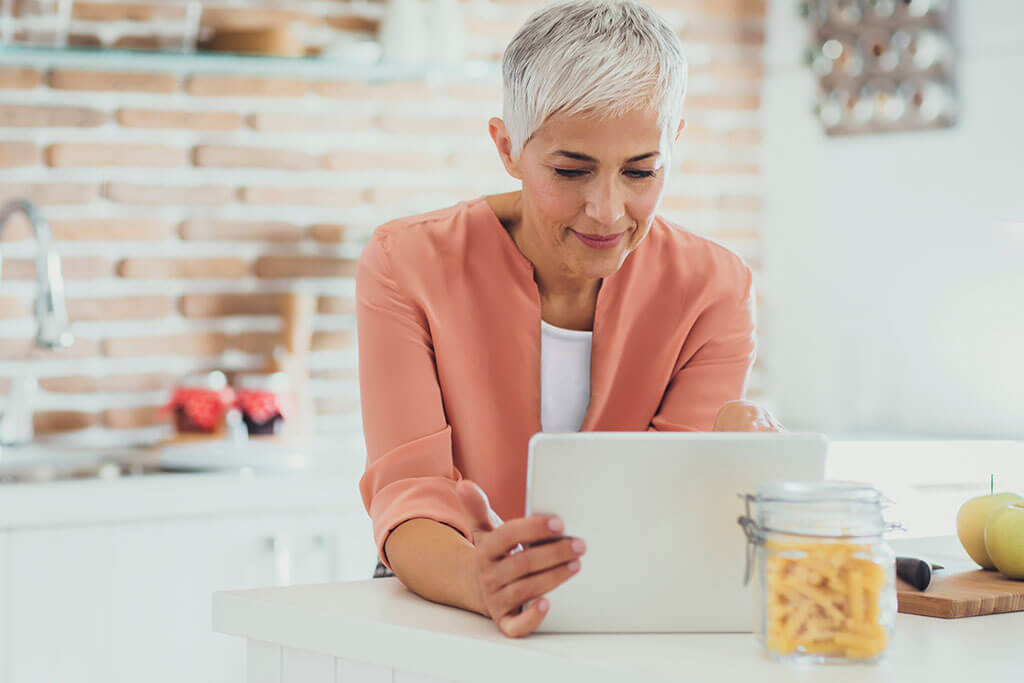 女人使用平板电脑在家里