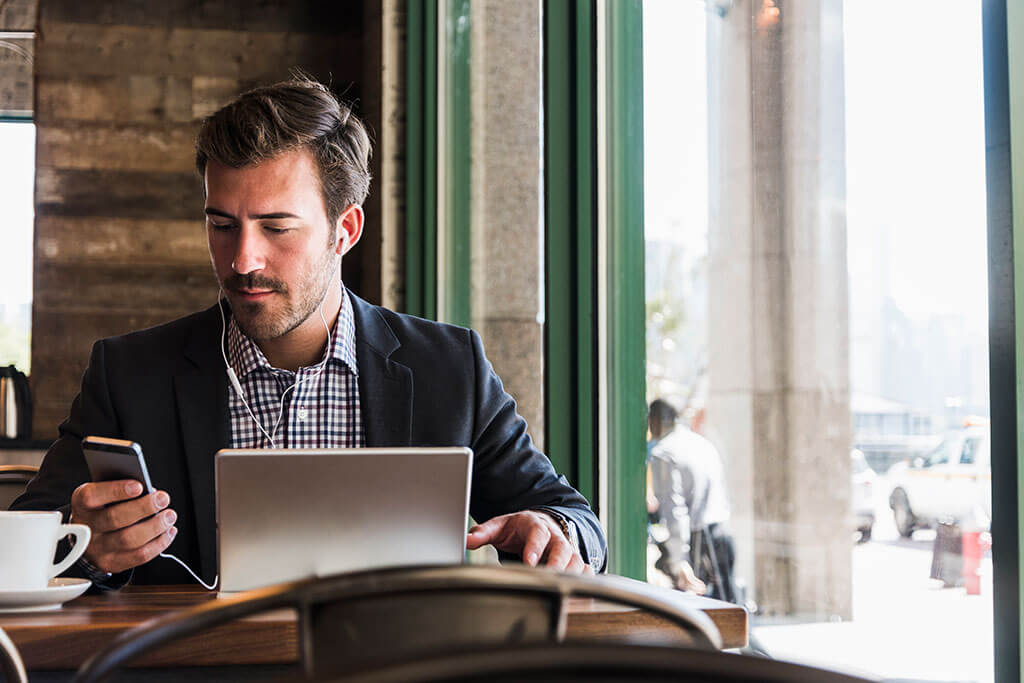 专业的人在咖啡馆工作