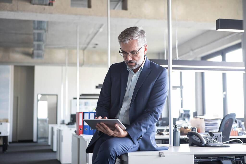 商人在办公室使用片剂