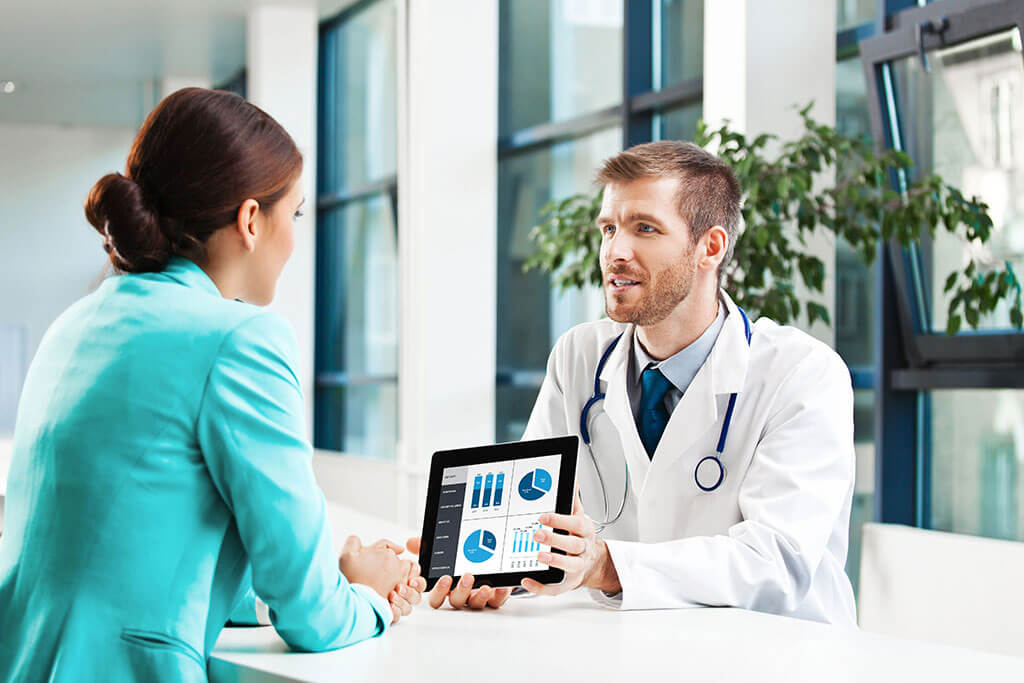 医生持有带数据结果板