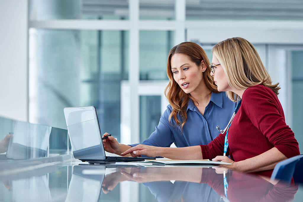 专业和NHS医生看电脑