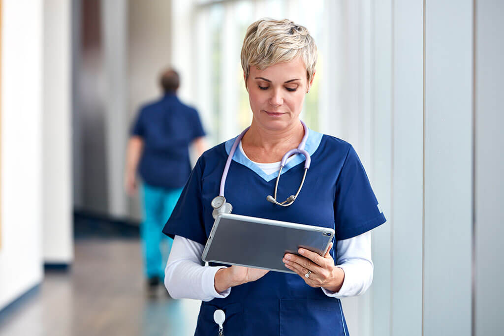 护理看平板电脑