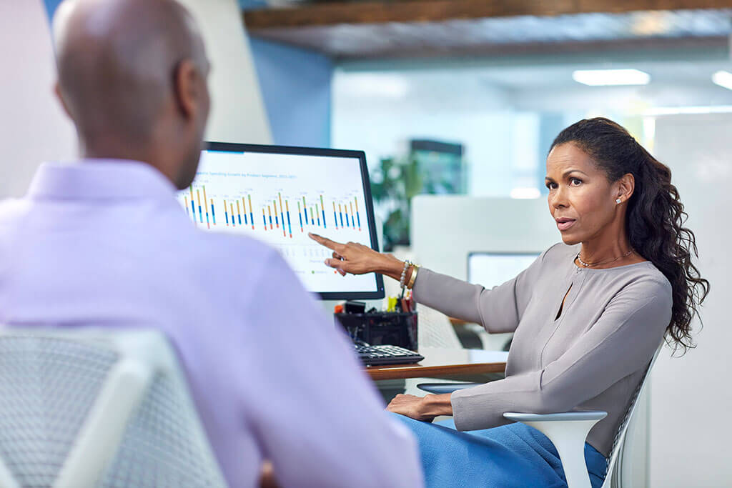 女指着电脑屏幕上