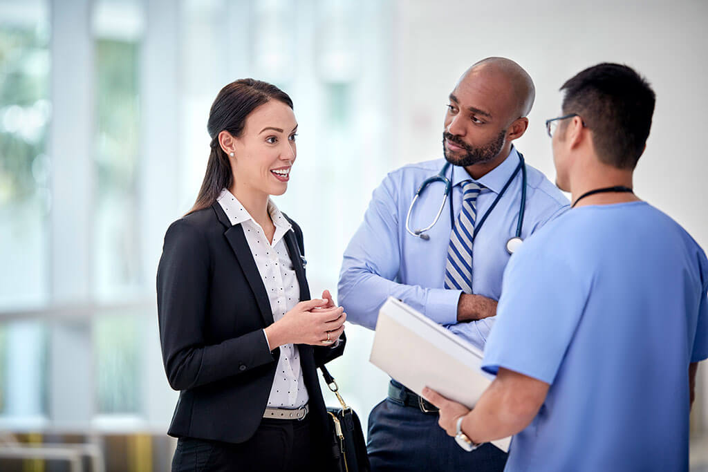 在走廊上的小组会议