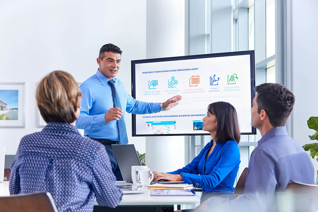 男性呈现给小组