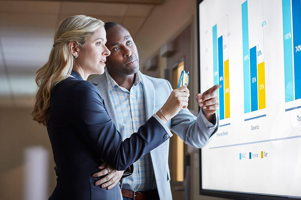 专业人员分析数据