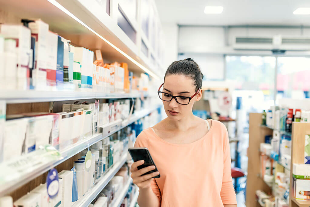 599_Consumer lol买外围用什么软件Health_female在商店中查看蜂窝设备