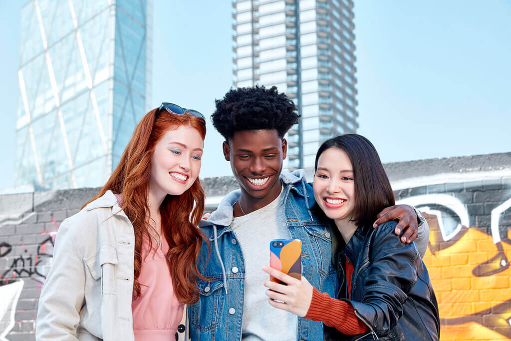 消费者健康3个朋友lol买外围用什么软件带上自拍照涂鸦墙和城市不同的手机