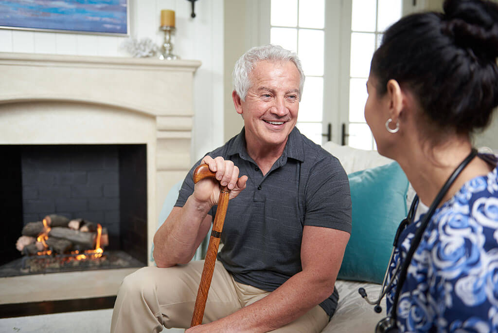 甘蔗与女护士聊天的老人