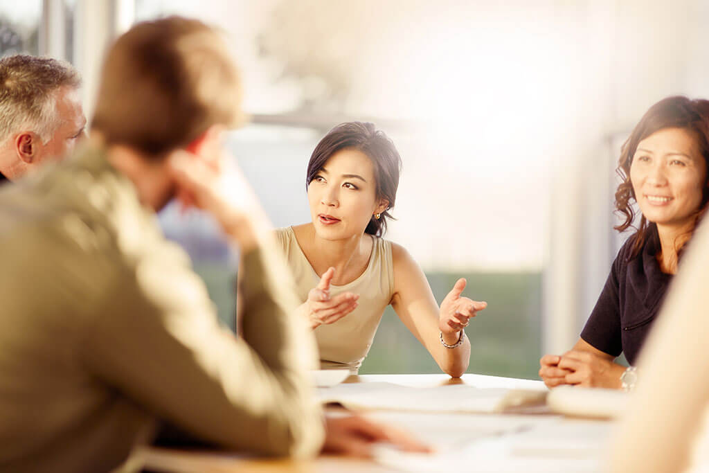 女人在会议上说话